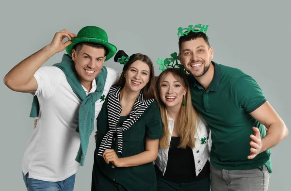 Szczęśliwi Ludzie Stroju Patrick Day Jasnoszarym Tle — Zdjęcie stockowe