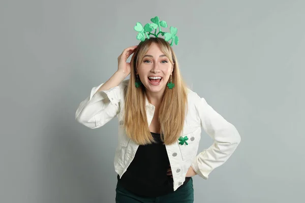 Açık Gri Arka Planda Aziz Patrick Günü Kıyafetli Mutlu Kadın — Stok fotoğraf