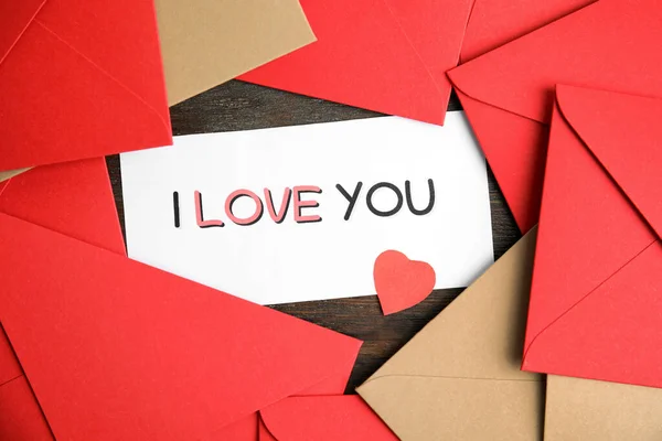 Karta Frazą Kocham Cię Czerwone Serce Koperty Drewnianym Stole Płaskie — Zdjęcie stockowe