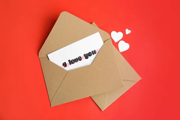 Cartão Com Frase Amo Envelope Corações Papel Fundo Vermelho Flat — Fotografia de Stock
