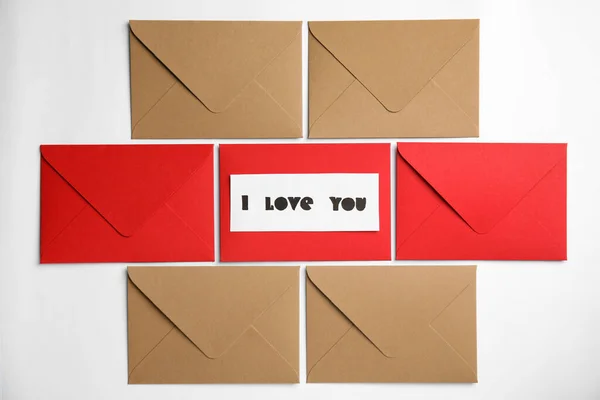 我爱你 字样的卡片 白色背景的信封 — 图库照片