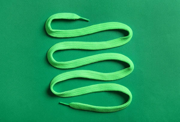 Cipőfűző Zöld Háttérrel Felülnézetből Stílusos Tartozék — Stock Fotó