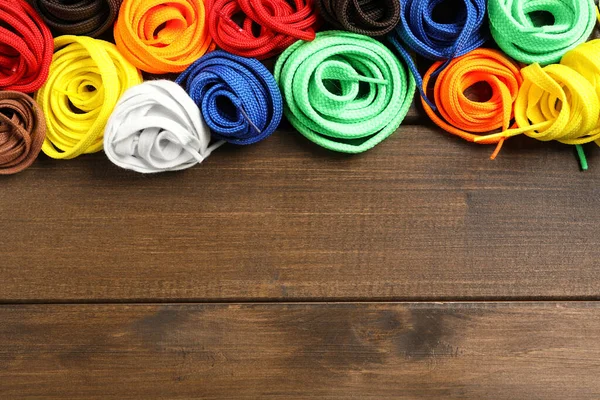 Cordones Zapatos Colores Sobre Fondo Madera Planas Espacio Para Texto — Foto de Stock