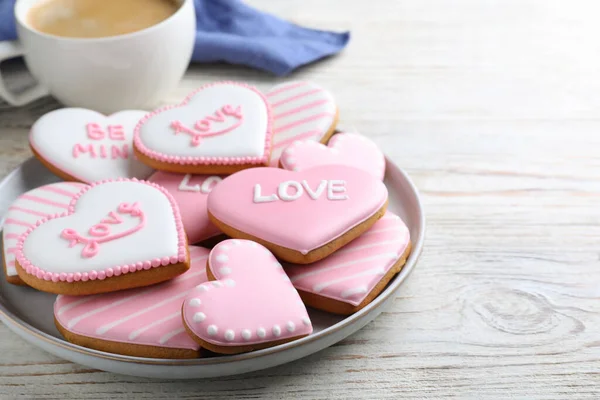 Galletas Decoradas Forma Corazón Sobre Mesa Madera Blanca Espacio Para — Foto de Stock