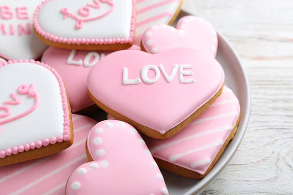 Verzierte Herzförmige Kekse Auf Weißem Holztisch Nahaufnahme Valentinstag Leckerbissen — Stockfoto