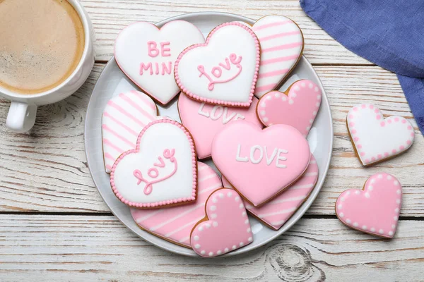 Biscoitos Decorados Forma Coração Café Mesa Madeira Branca Flat Lay — Fotografia de Stock