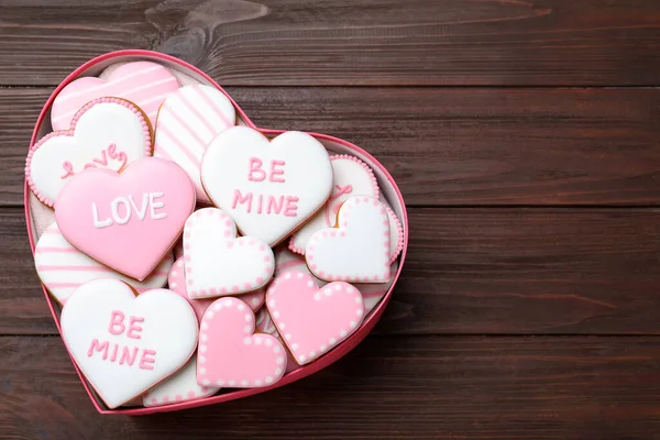 Galletas San Valentín Caja Forma Corazón Mesa Madera Vista Superior —  Fotos de Stock