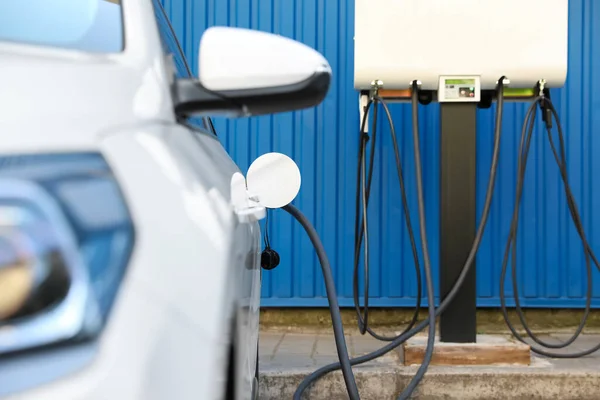 Carga Coche Eléctrico Moderno Desde Estación Aire Libre — Foto de Stock