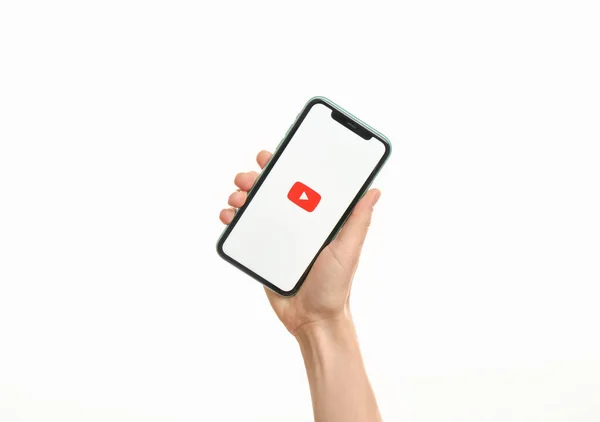 Мыколаев Украина Июля 2020 Года Женщина Держит Iphone Приложением Youtube — стоковое фото