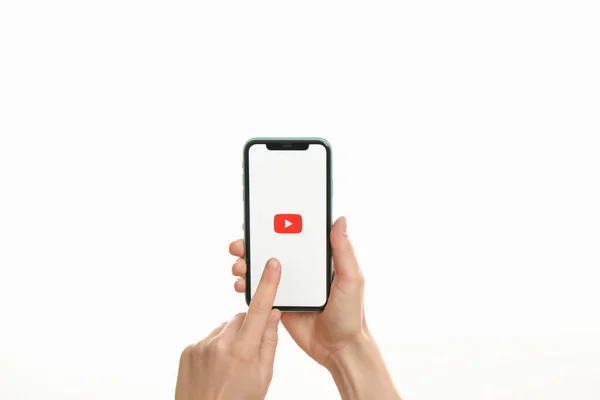 Mykolaiv Ukraine Juli 2020 Frau Hält Iphone Mit Youtube App — Stockfoto