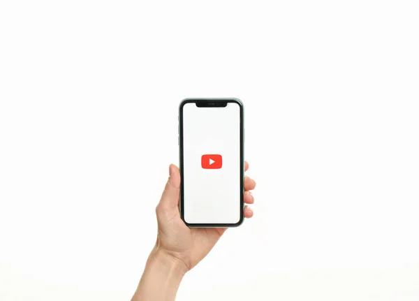 Mykolaiv Ukraine Juli 2020 Kvinna Innehav Iphone Med Youtube App — Stockfoto