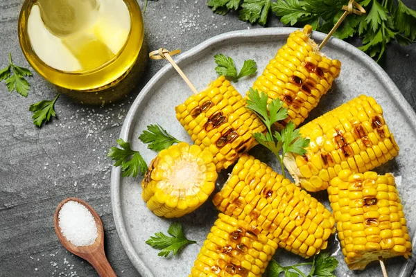 Deliciosas Mazorcas Maíz Parrilla Sobre Una Mesa Gris — Foto de Stock