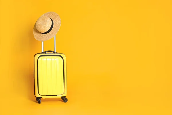 Sarı Arka Planda Şapkalı Bavul Mesaj Için Yer Yaz Tatili — Stok fotoğraf