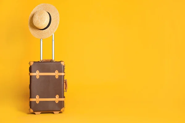 Vintage Reisekoffer Mit Hut Auf Gelbem Hintergrund Platz Für Text — Stockfoto