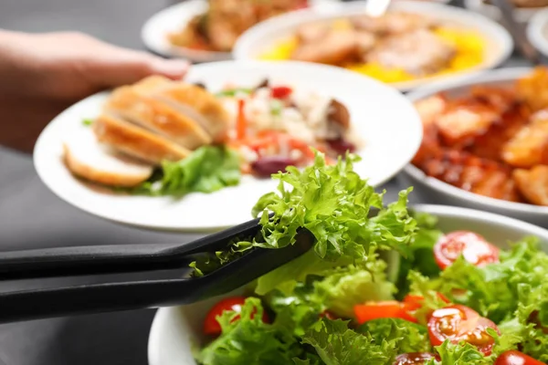 Vrouw Neemt Eten Van Buffet Tafel Close — Stockfoto