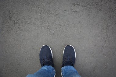 Dışarıda duran bir adam, en iyi manzara. Metin için boşluk