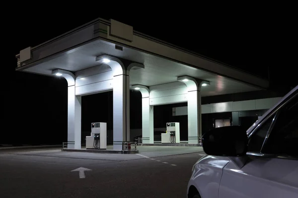 Conducir Coche Moderno Gasolinera Por Noche Primer Plano — Foto de Stock