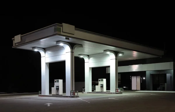 Moderna Gasolinera Con Tienda Conveniencia Junto Carretera Por Noche — Foto de Stock