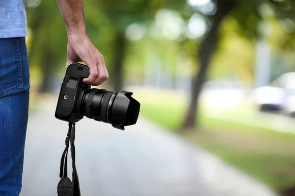 公園でプロのカメラを持つ写真家 クローズアップ — ストック写真