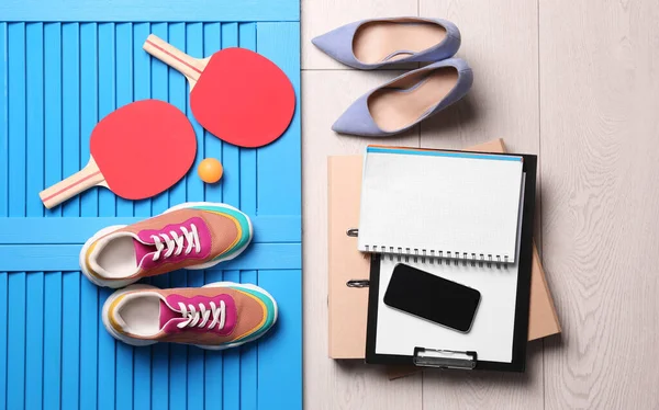 Flat Lay Samenstelling Met Zakelijke Benodigdheden Sportartikelen Kleur Achtergrond Concept — Stockfoto