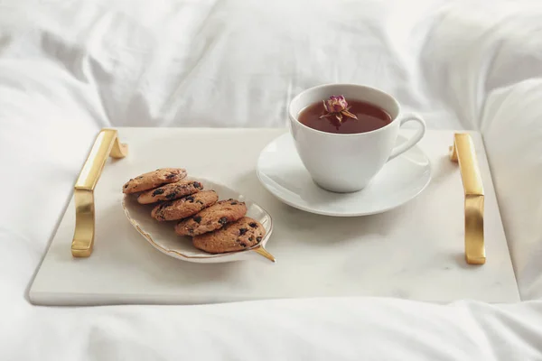 Ένα Φλιτζάνι Αρωματικό Τσάι Και Μπισκότα Απαλή Κουβέρτα Κοντινό Πλάνο — Φωτογραφία Αρχείου