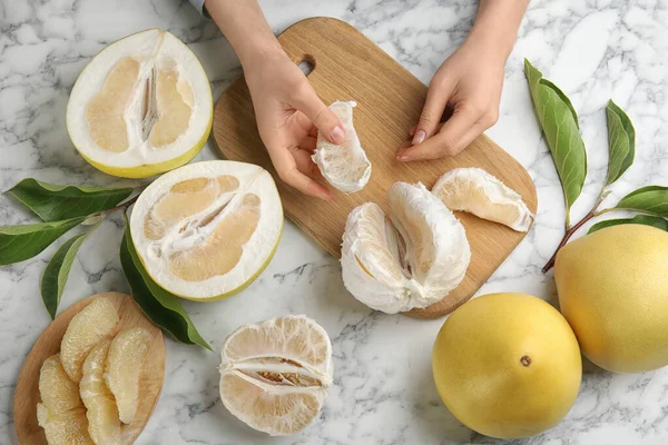 Žena Chutným Zralé Pomelo Bílém Mramorovém Stole Pohled Shora — Stock fotografie