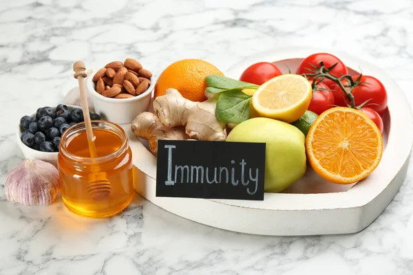 Karte Mit Wort Immunität Und Frischen Produkten Auf Hellem Marmorhintergrund — Stockfoto