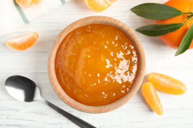 Düz kompozisyon beyaz ahşap masada lezzetli mandalina reçeli