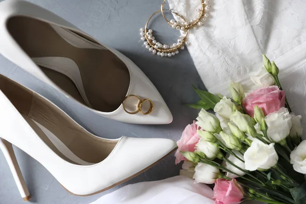 Flat Lay Compositie Met Trouwjurk Witte Hoge Hak Schoenen Bloemen — Stockfoto