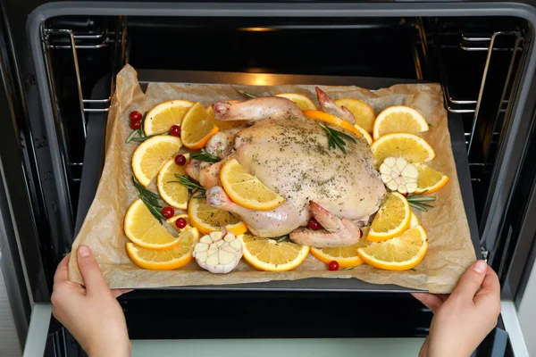 Mujer Poniendo Pollo Con Rodajas Naranja Horno Primer Plano — Foto de Stock