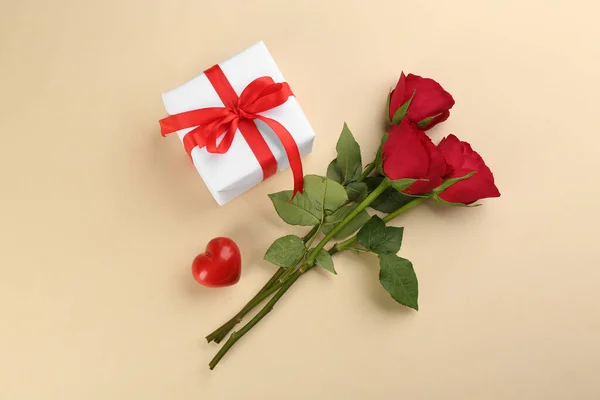 Beautiful Gift Box Roses Red Heart Beige Background Flat Lay — Stock Photo, Image