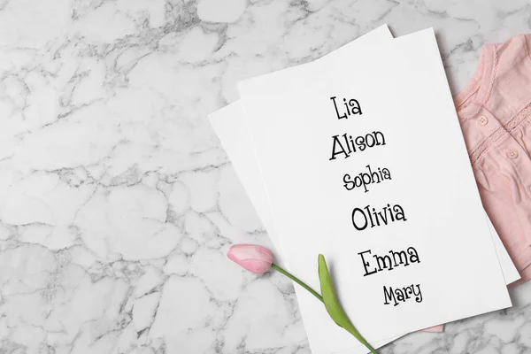 Lista Nomes Bebê Flor Tulipa Roupas Criança Fundo Mármore Branco — Fotografia de Stock