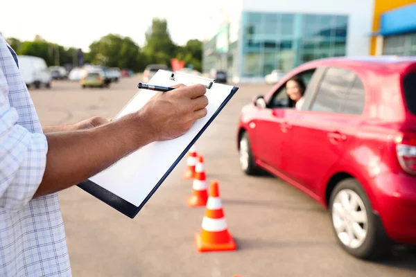 Instruktor Schránkou Blízkosti Auta Venku Detailní Záběr Zkouška Autoškoly — Stock fotografie