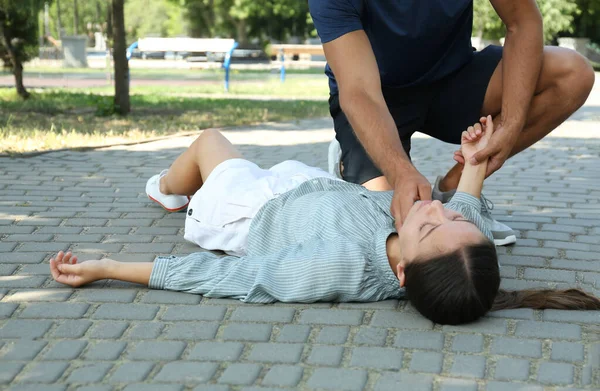 Man Checking Pulse Unconscious Young Woman Outdoors First Aid — Stock Photo, Image