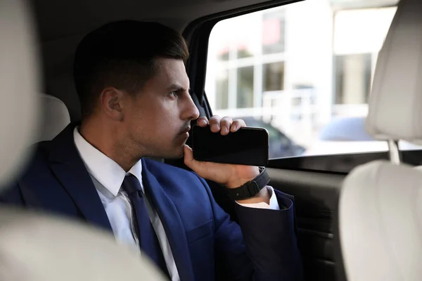 Przystojny Człowiek Smartfonem Tylnym Siedzeniu Nowoczesnego Samochodu — Zdjęcie stockowe