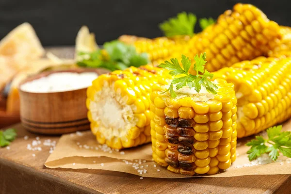 Delicious Grilled Corn Cobs Wooden Table Closeup — Stock Photo, Image