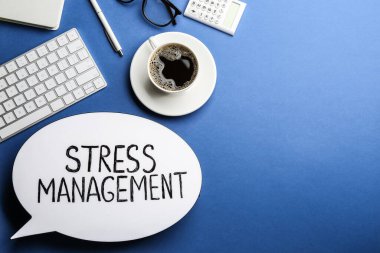 Mavi zemin üzerinde Stres Yönetimi cümlesi olan konuşma baloncuğu ışık kutusunun düz kompozisyonu. Metin için boşluk