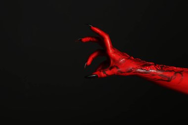 Siyah arka planda korkunç bir canavar, yazı için yeri olan bir el kamerası. Cadılar Bayramı karakteri