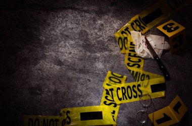 Gri taş arkaplan üzerinde kanıt ve suç mahalli bandı içeren düz kompozisyon, metin için boşluk