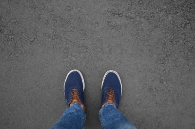 Dışarıda duran bir adam, en iyi manzara. Metin için boşluk