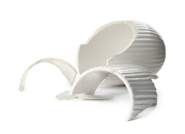 Kırık parlak seramik vazo beyaza izole edilmiş.