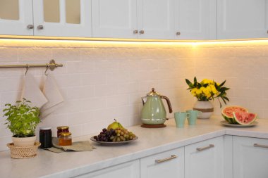 Modern mutfak içi ve tezgahta ürünler