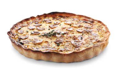 Beyaz arka planda nefis ev yapımı mantarlı turta.