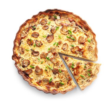 Mantarlı lezzetli turta ve beyaza izole edilmiş peynir.