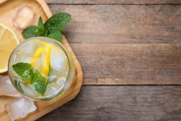 Köstliche Limonade Mit Sodawasser Und Frischer Minze Auf Holztisch Draufsicht — Stockfoto