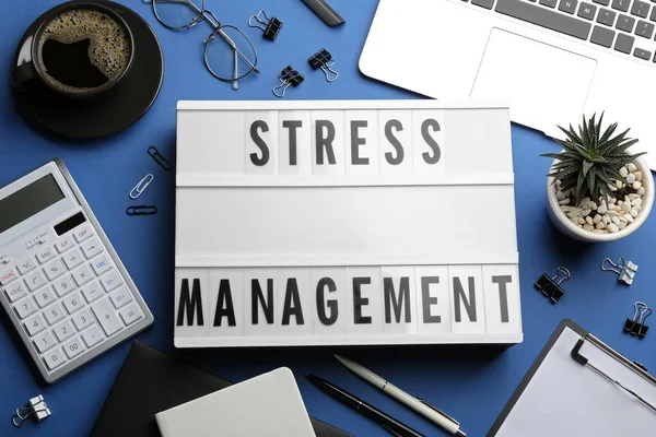 Platt Låg Sammansättning Ljuslåda Med Fras Stress Management Blå Bakgrund — Stockfoto