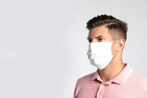 Man Skyddande Ansiktsmask Vit Bakgrund — Stockfoto