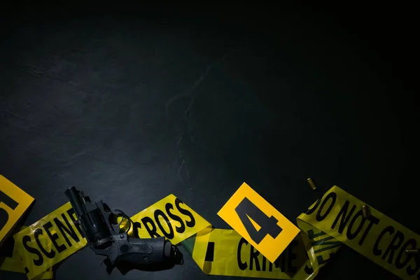 Επίπεδη Σύνθεση Όπλο Και Δείκτη Σκηνής Εγκλήματος Μαύρο Φόντο Σχιστόλιθου — Φωτογραφία Αρχείου