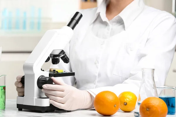 Científico Inspeccionando Rebanada Manzana Con Microscopio Laboratorio Primer Plano Detección —  Fotos de Stock