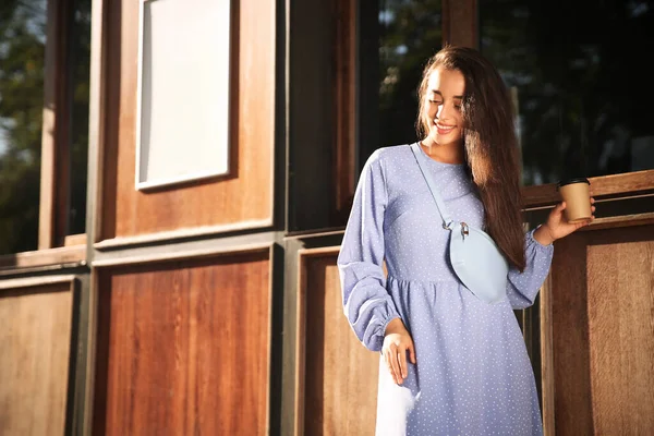 Schöne Junge Frau Stilvollem Blauen Kleid Mit Handtasche Und Tasse — Stockfoto